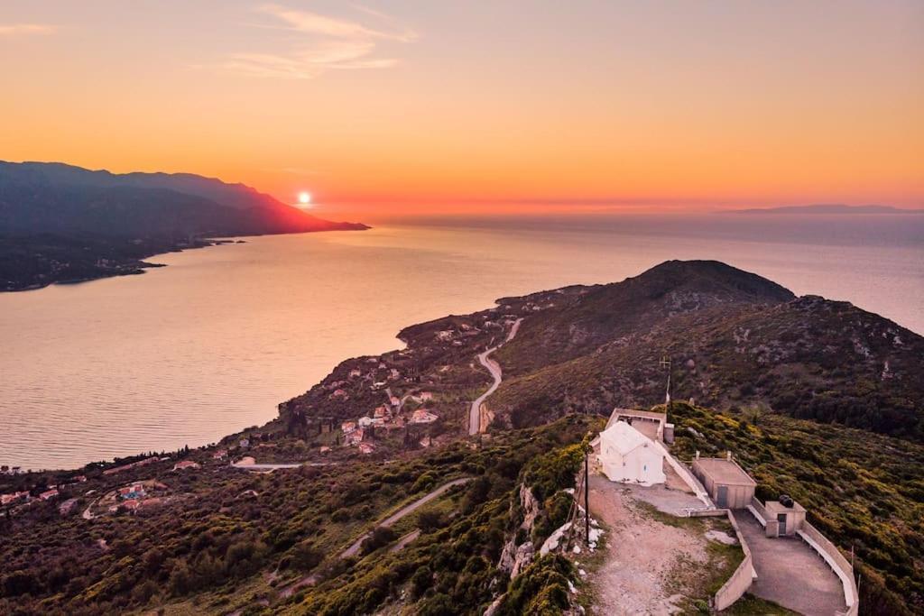 Beautiful Cottage Over-Viewing Samos Bay. Samos Town Esterno foto