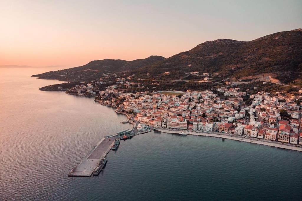 Beautiful Cottage Over-Viewing Samos Bay. Samos Town Esterno foto