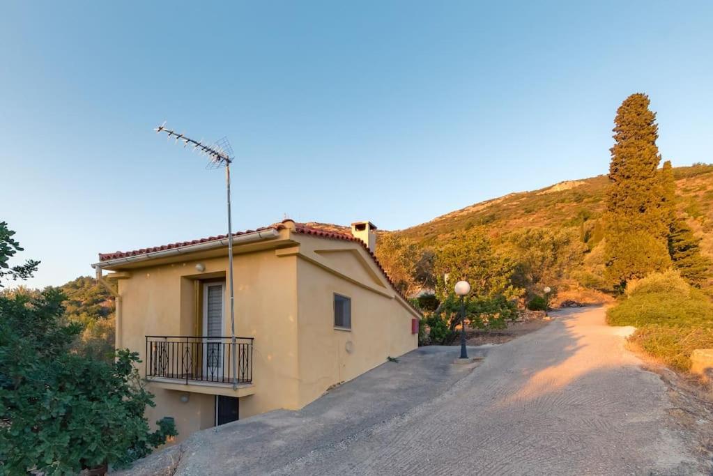Beautiful Cottage Over-Viewing Samos Bay. Samos Town Esterno foto