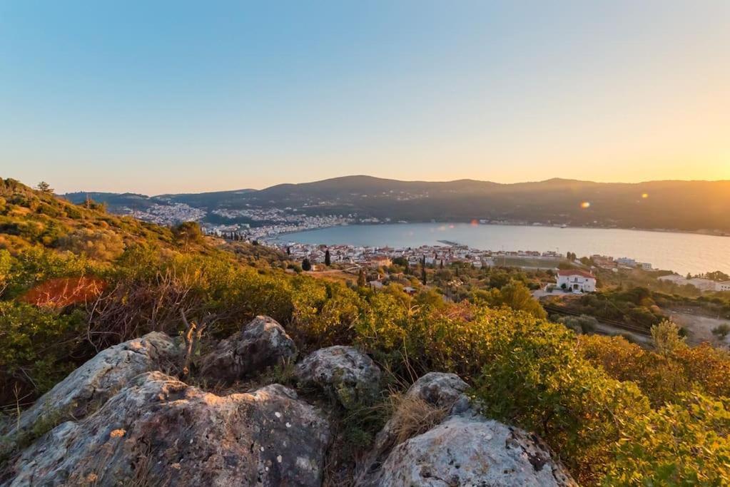 Beautiful Cottage Over-Viewing Samos Bay. Samos Town Esterno foto