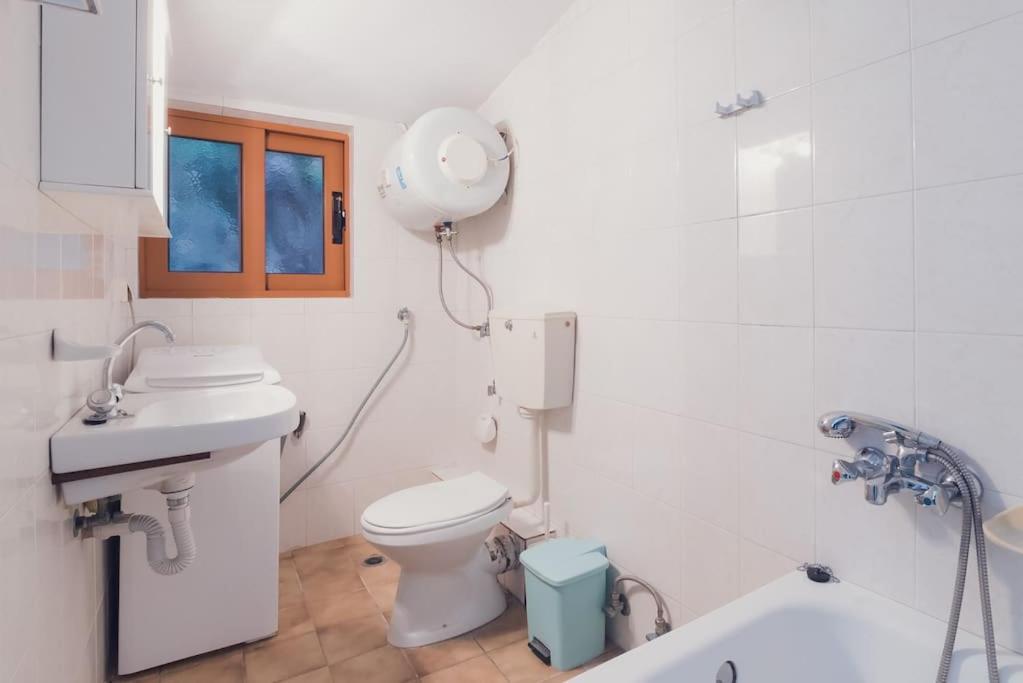 Beautiful Cottage Over-Viewing Samos Bay. Samos Town Esterno foto